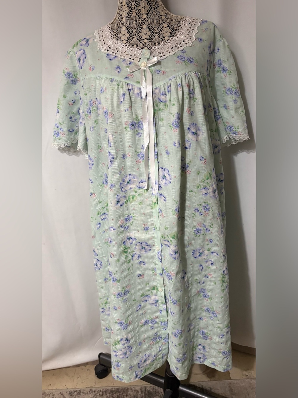 Women’s Seereucker XXL House Dress With Side Pockets & Lace Trim Button Front